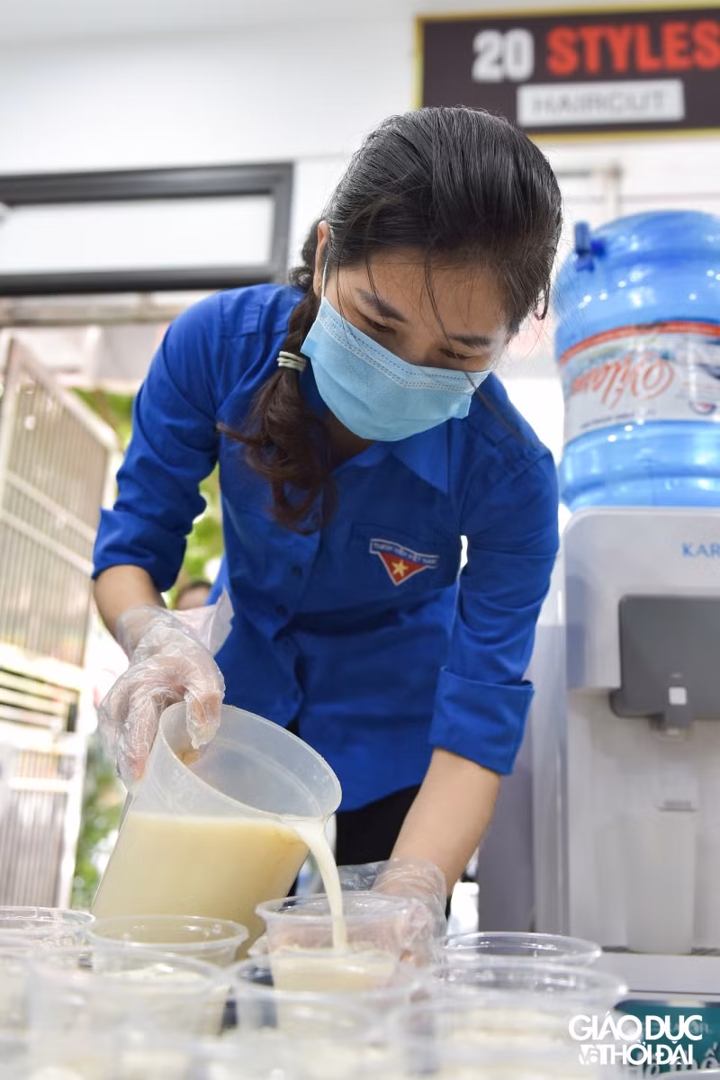 Rất nhanh hàng trăm cốc tào phớ đã được chuẩn bị xong sẵn sàng để gửi ra các điểm chốt phòng, chống dịch.