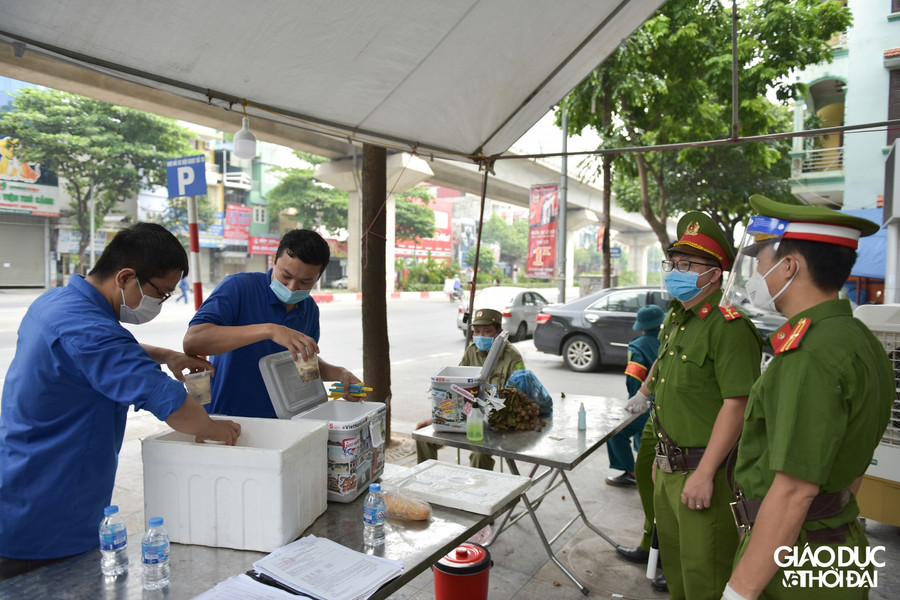 Hàng trăm suất đồ uống mỗi ngày tiếp sức cho lực lượng chốt kiểm soát dịch ảnh 13