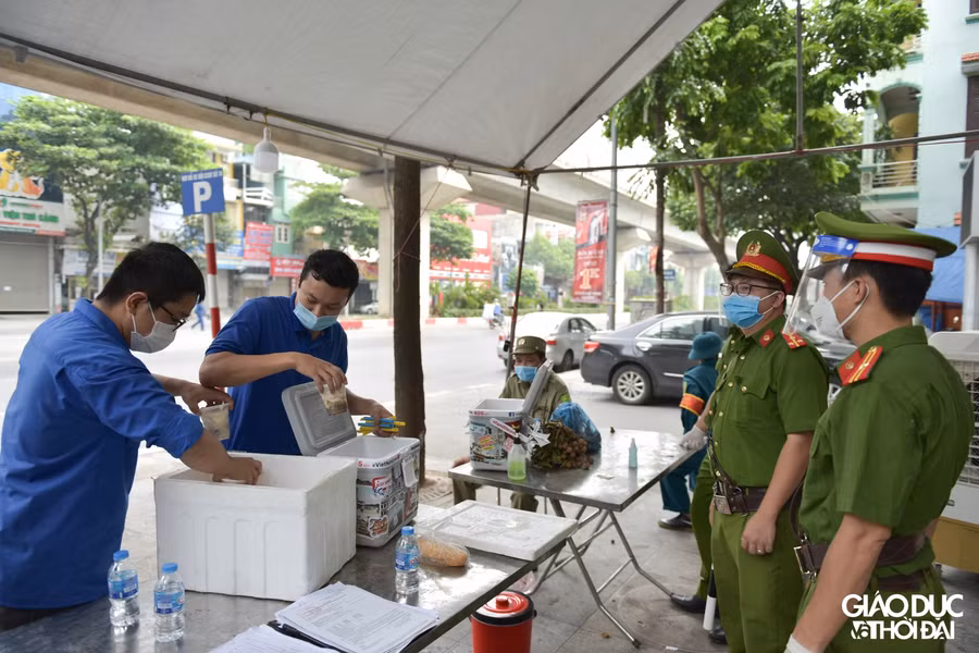 Hàng trăm suất đồ uống mỗi ngày tiếp sức cho lực lượng chốt kiểm soát dịch ảnh 13