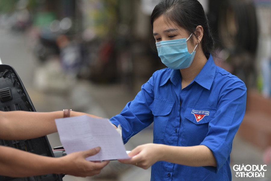Ngay sau khi chuyển đồ uống cho các điểm chốt, các bạn đoàn viên, thanh niên lại quay trở lại với công việc tại các điểm chốt phòng, chống dịch được giao.