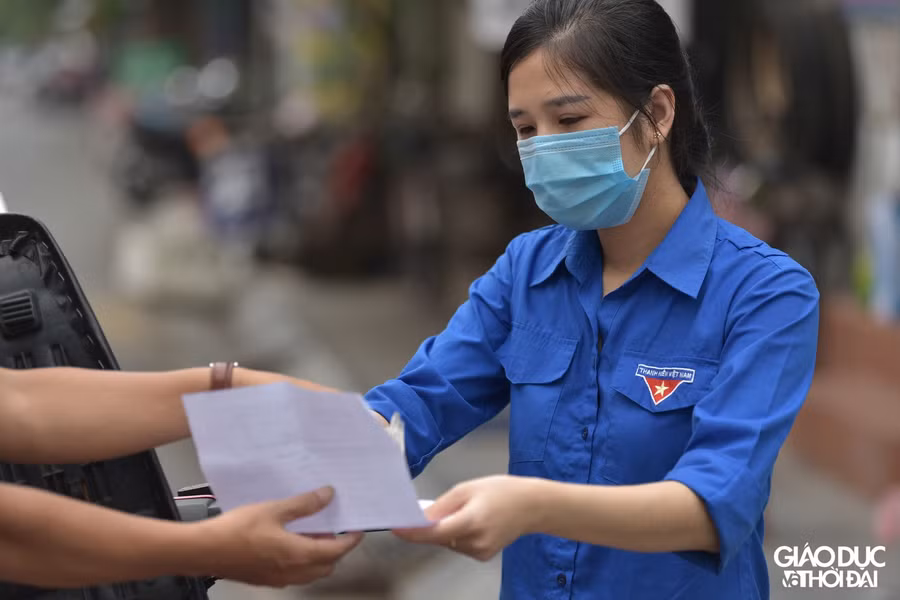 Ngay sau khi chuyển đồ uống cho các điểm chốt, các bạn đoàn viên, thanh niên lại quay trở lại với công việc tại các điểm chốt phòng, chống dịch được giao.
