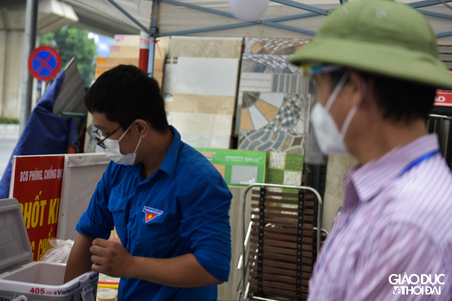 Anh Nguyễn Tiến Hiệp, bí thư Đoàn phường Phú La, cho biết ngay từ khi phường thiết lập &quot;vùng xanh&quot;, Đoàn thanh niên đã chủ động triển khai việc cung ứng nước uống cho các lực lượng ở chốt trực.