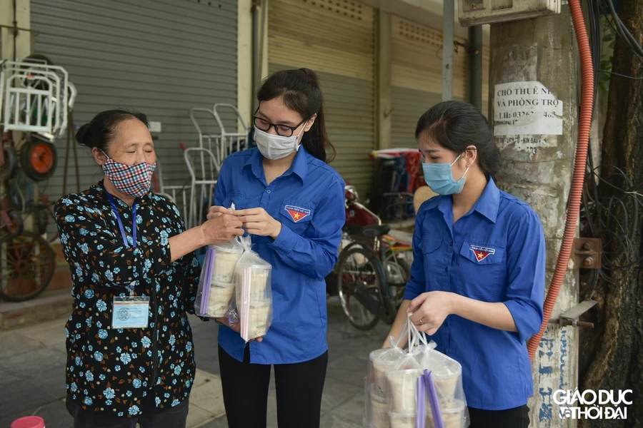 Mỗi ngày một loại đồ uống khác nhau, đây là sự động viên cho lực lượng tham gia phòng, chống dịch bệnh mà các bạn trong đoàn thanh niên đang làm mỗi ngày.