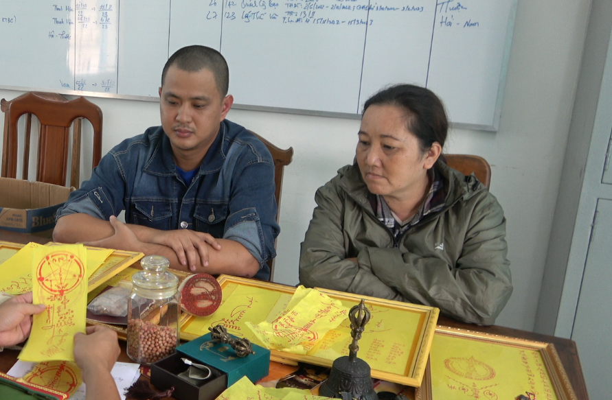Ngô Quan Duy và Nguyễn Thị Tuyết Loan tại cơ quan công an. Ảnh: Công an Kon Tum.
