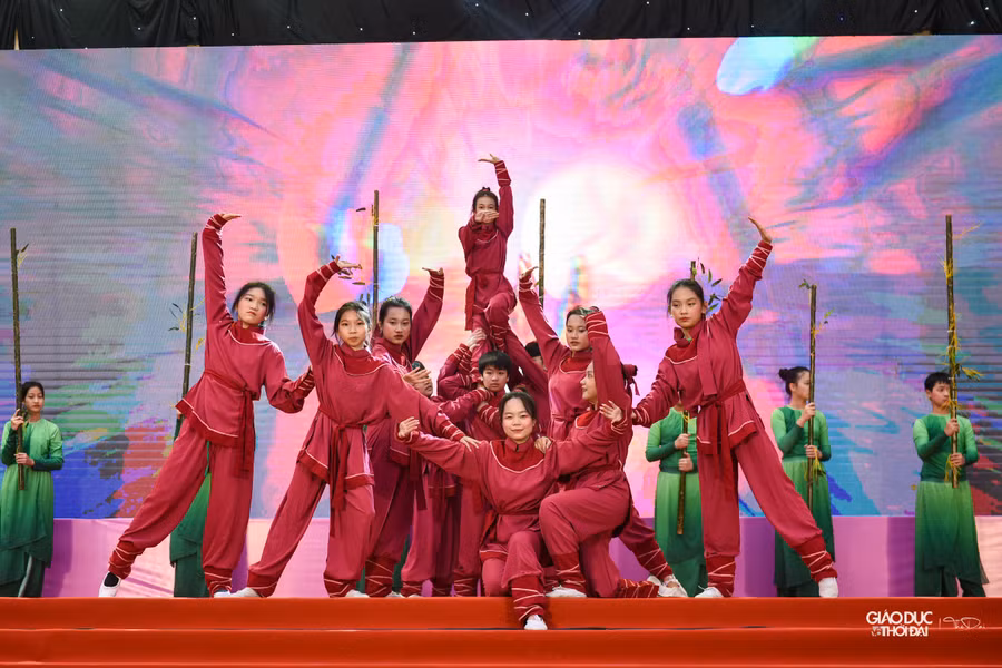 Phát biểu khai mạc chương trình, đồng chí Đào Đức Việt, Phó Bí thư Thành đoàn, Chủ tịch Thường trực Hội đồng Đội thành phố Hà Nội cho biết hoạt động Đội đang dần thích ứng, linh hoạt, thiết thực, bổ ích và đáp ứng kịp thời những tâm tư, nguyện vọng của các em Đội viên, thiếu nhi trong bối cảnh mới.