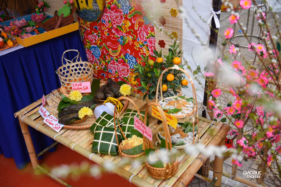 Thi trang trí trại với chủ đề “Sắc xuân Hà Nội”.