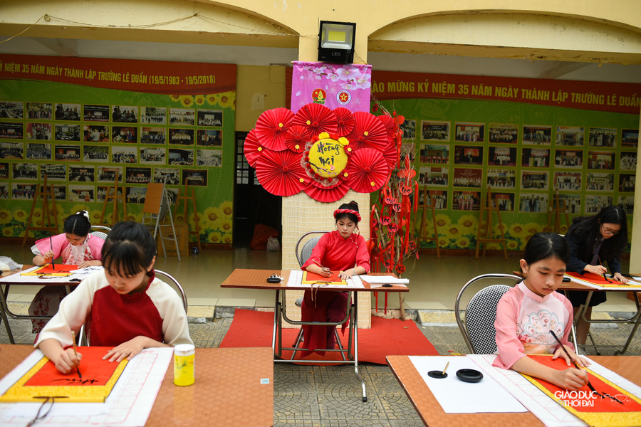 Thi viết thư pháp &quot; Nét đẹp nghệ thuật trogn thư pháp Việt Nam&quot;.