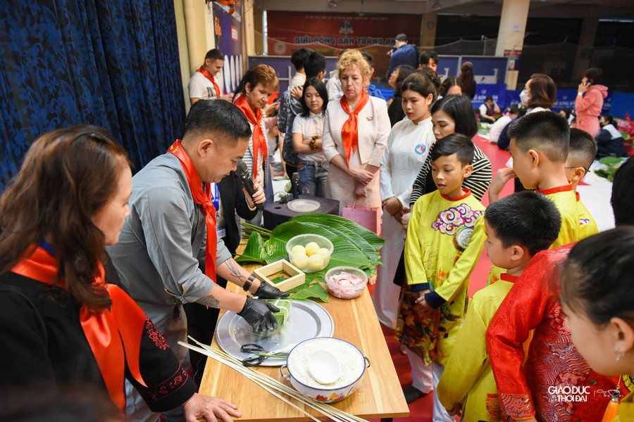 Những đội thi chuẩn bị cho cuộc thi gói bánh chưng.