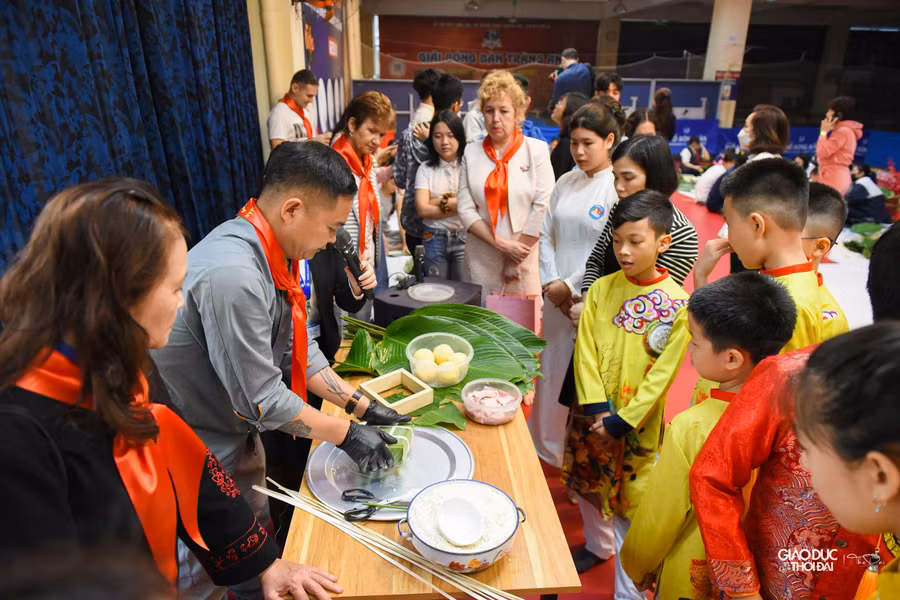 Những đội thi chuẩn bị cho cuộc thi gói bánh chưng.