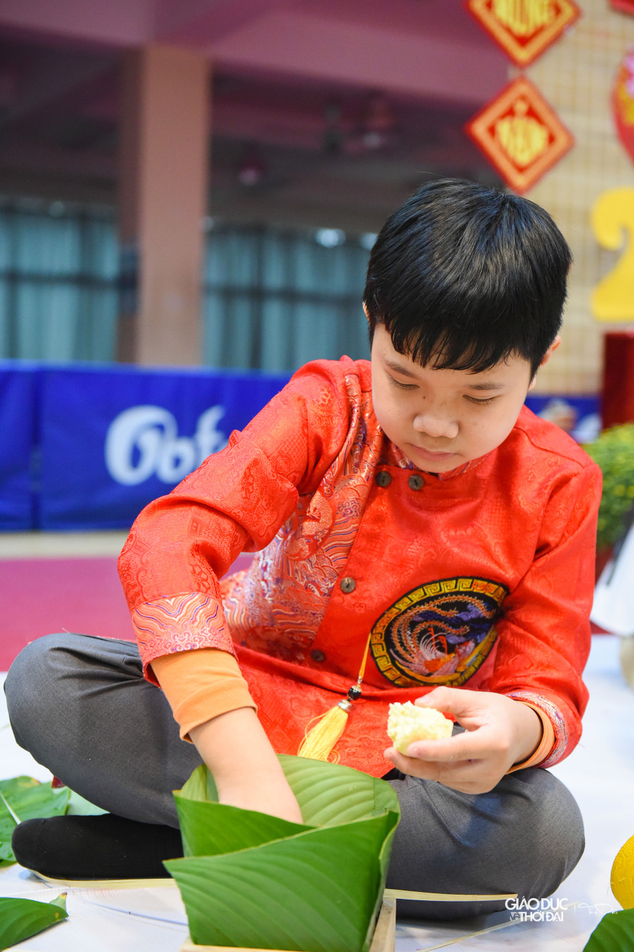 Các bạn học sinh hào hứng vào cuộc thi gói bánh chưng.