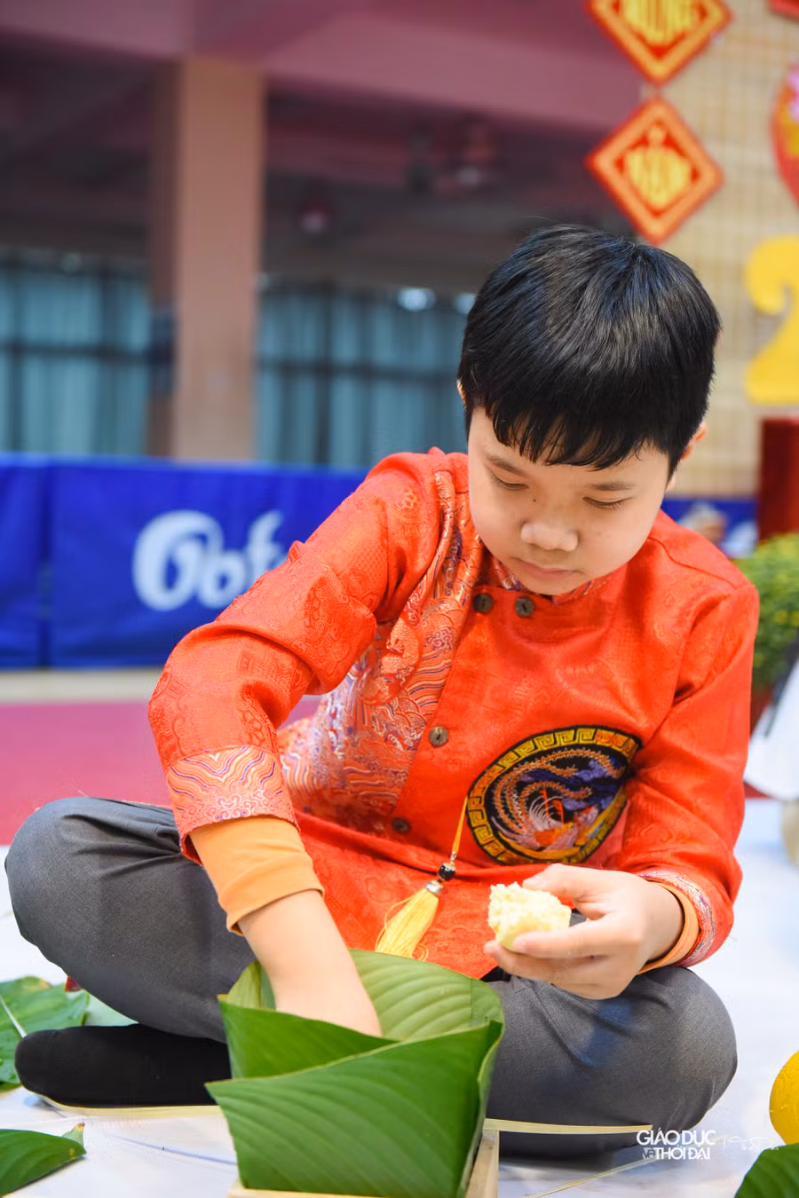 Các bạn học sinh hào hứng vào cuộc thi gói bánh chưng.