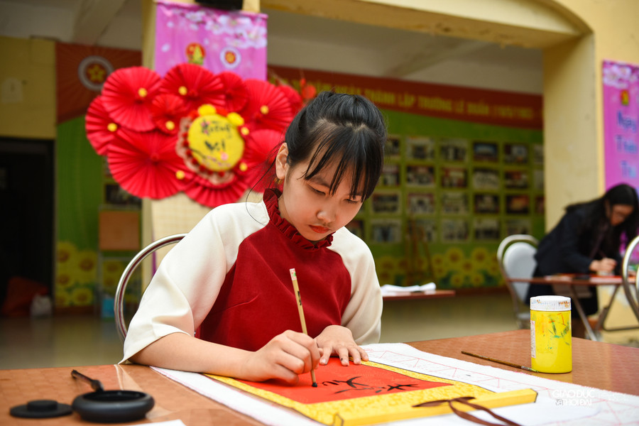 Thi viết thư pháp &quot; Nét đẹp nghệ thuật trogn thư pháp Việt Nam&quot;.