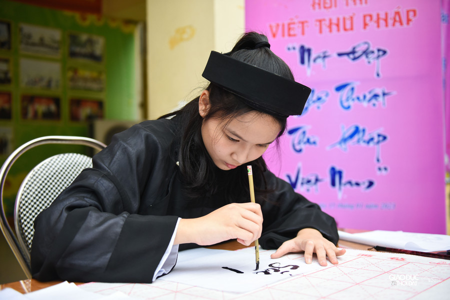 Thi viết thư pháp &quot; Nét đẹp nghệ thuật trogn thư pháp Việt Nam&quot;.