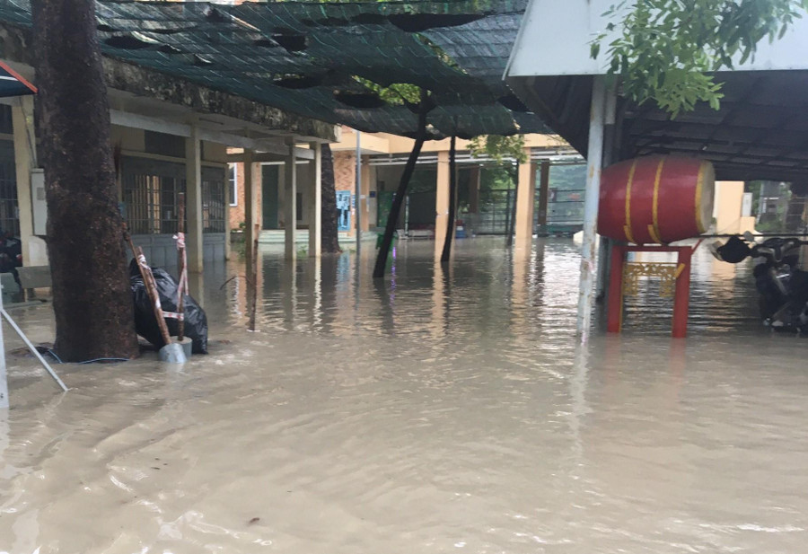 Hễ mưa lớn là trường ngập mênh mông.