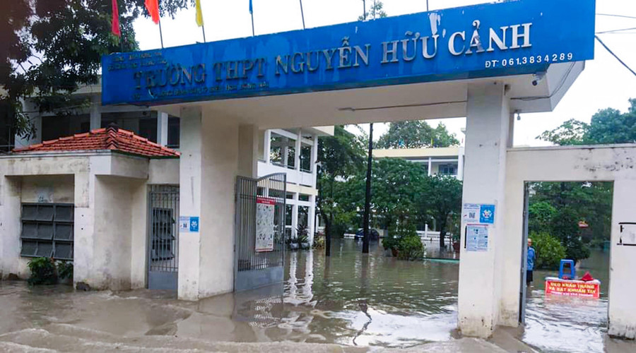 Trường THPT Nguyễn Hữu Cảnh vẫn tiếp tục là “điểm đen” ngập lụt.