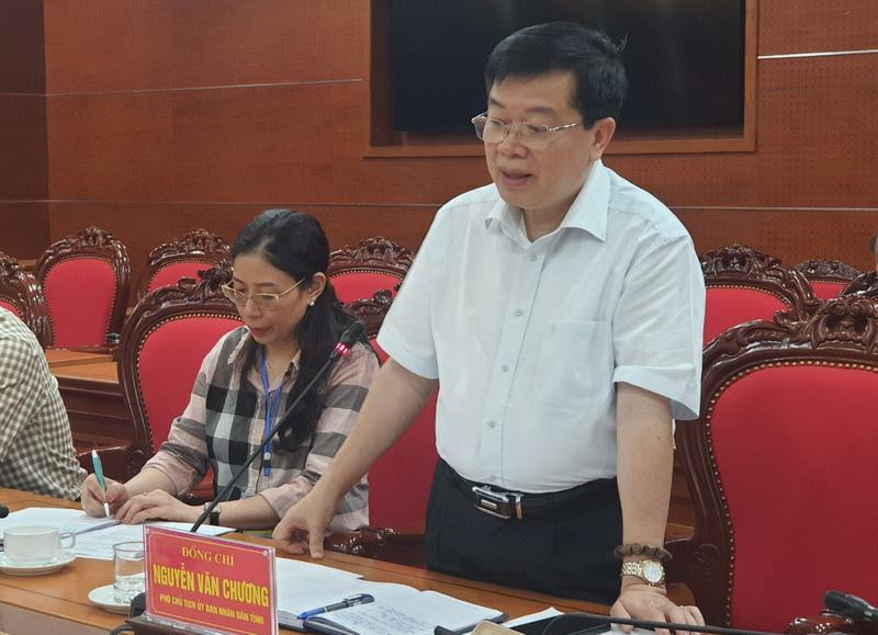 Ông Nguyễn Văn Chương - Phó Chủ tịch UBND tỉnh Hòa Bình trao đổi tại buổi làm việc