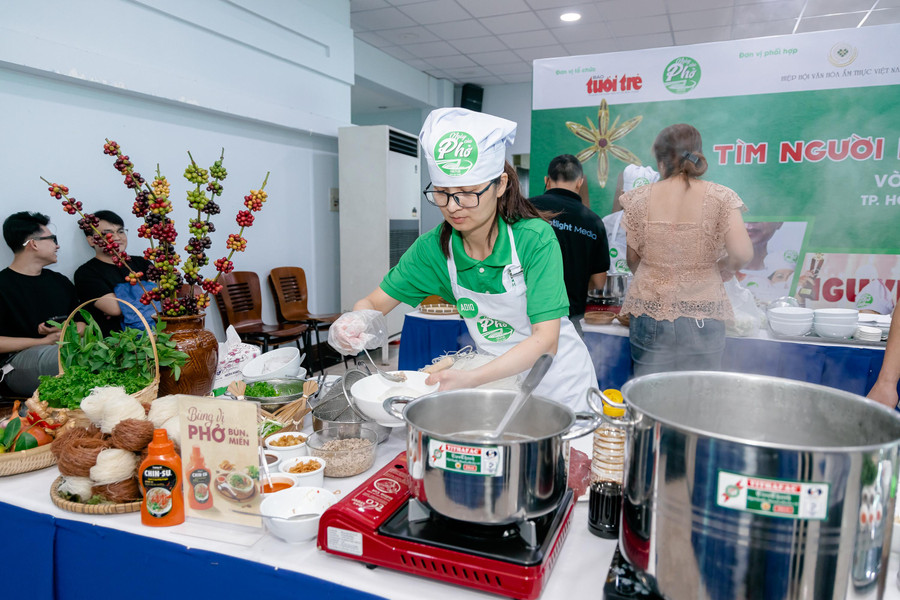 Chị Nguyên sử dụng tương ớt phở Chin-su trong bài thi của mình.