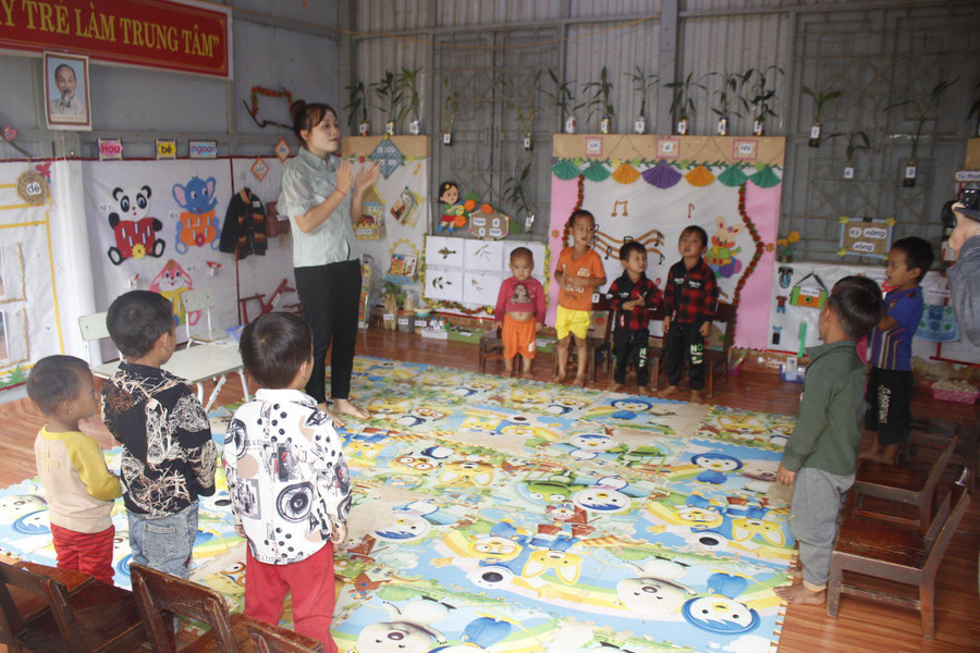 Cô giáo trường Mầm non Vàng Ma Chải luyện hát cùng trẻ.