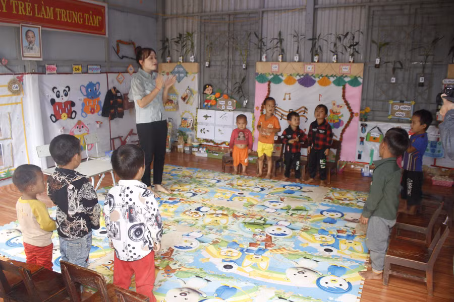 Cô giáo trường Mầm non Vàng Ma Chải luyện hát cùng trẻ.