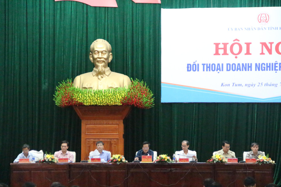 Lãnh đạo UBND tỉnh Kon Tum cùng các Sở, ngành liên quan giải đáp thắc mắc cho doanh nghiệp.