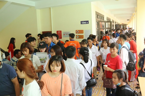  Ngay từ sáng sớm, hàng ngàn thí sinh và phụ huynh đã có mặt tại cơ sở 2 của Trường ĐH Đại Nam để làm thủ tục nhập học. 