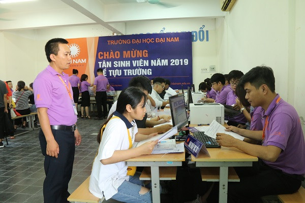 Các thí sinh làm thủ tục nhập học dưới sự hướng dẫn tận tình của các cán bộ, giảng viên. Các thí sinh làm thủ tục nhập học dưới sự hướng dẫn tận tình của các cán bộ, giảng viên.