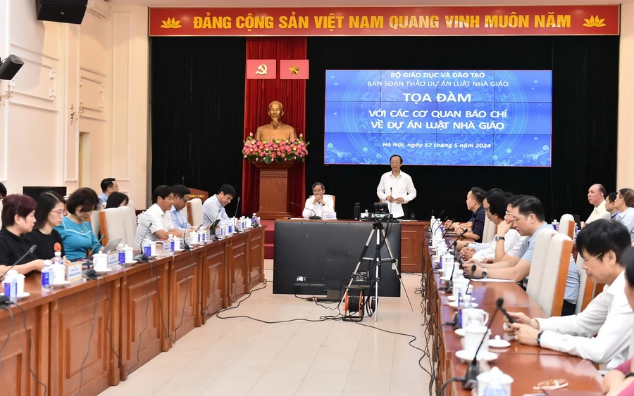 Thứ trưởng Bộ GD&ĐT Phạm Ngọc Thưởng chủ trì Tọa đàm với các cơ quan báo chí về dự án Luật Nhà giáo - chiều 17/5.