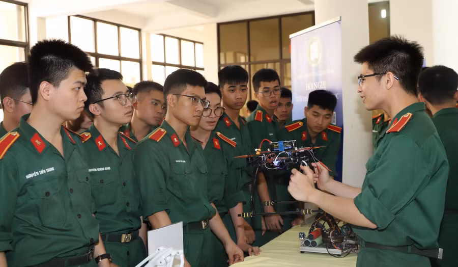 Sinh viên giới thiệu về kết quả nghiên cứu của mình.