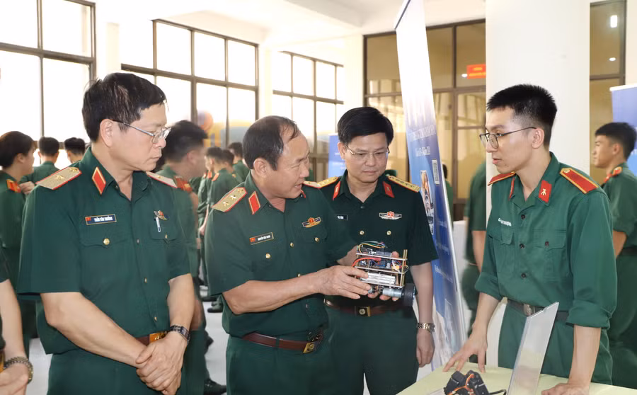 Lãnh đạo Học viện và các đại biểu thăm các mô hình sản phẩm nghiên cứu khoa học của sinh viên.