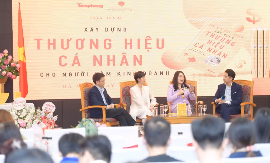 Tác giả Nguyễn Mến và các diễn giả tham Toạ đàm “Xây dựng thương hiệu cá nhân cho người làm kinh doanh”.