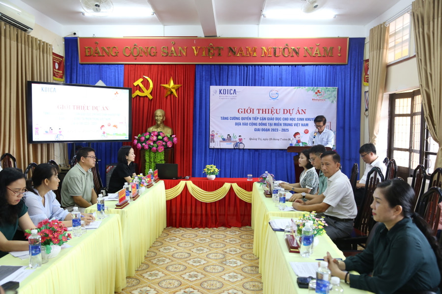 Đại diện các bên liên quan thảo luận về dự án. Đại diện các bên liên quan thảo luận về dự án.