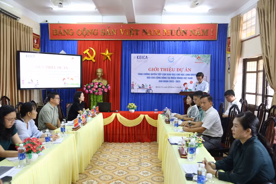 Đại diện các bên liên quan thảo luận về dự án.