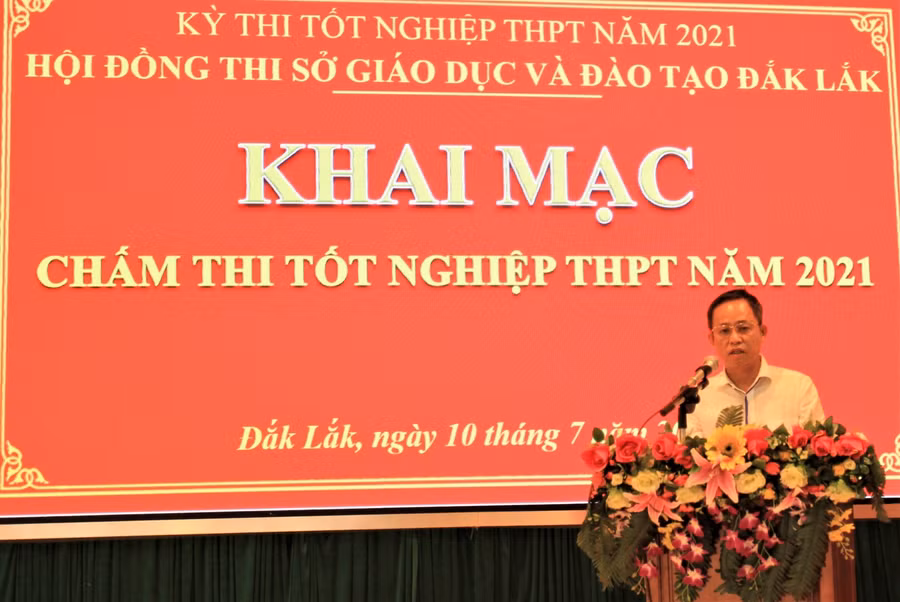 Phó Giám đốc Sở GD-ĐT Đỗ Tường Hiệp triển khai kế hoạch chấm thi.