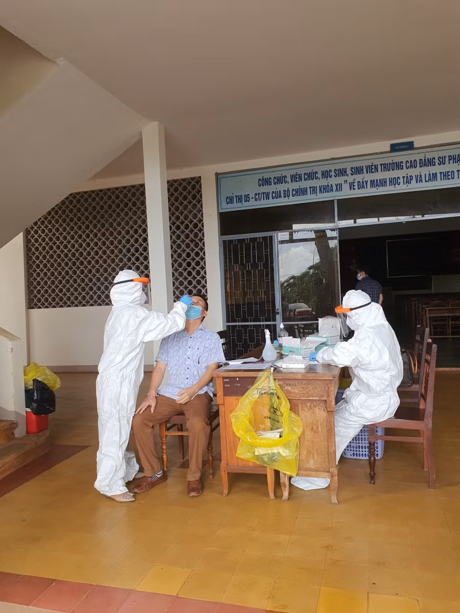Lực lượng Y tế lẫu mẫu test nhanh kháng nguyên SARS-CoV-2 cho cán bộ chấm thi.