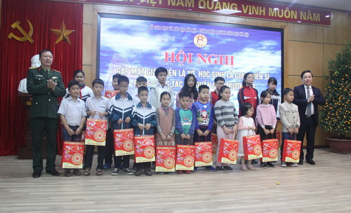 Giám đốc Sở GD&ĐT Hà Nội Chử Xuân Dũng (ngoài cùng bên phải) tặng quà Tết cho học sinh là con cán bộ chiến sỹ đang công tác tại quần đảo Trường Sa Giám đốc Sở GD&ĐT Hà Nội Chử Xuân Dũng (ngoài cùng bên phải) tặng quà Tết cho học sinh là con cán bộ chiến sỹ đang công tác tại quần đảo Trường Sa