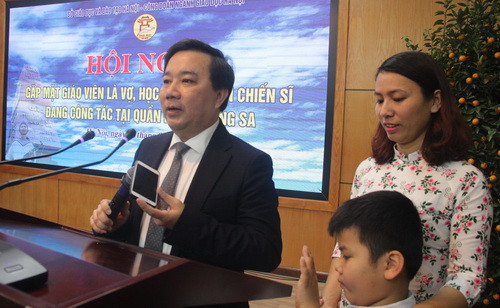 Giám đốc Sở GD&ĐT Hà Nội Chử Xuân Dũng trò chuyện qua điện thoại với Thượng úy Đinh Ngọc Khánh Giám đốc Sở GD&ĐT Hà Nội Chử Xuân Dũng trò chuyện qua điện thoại với Thượng úy Đinh Ngọc Khánh