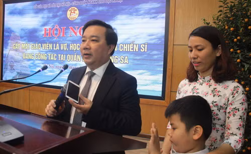 Giám đốc Sở GD&ĐT Hà Nội Chử Xuân Dũng trò chuyện qua điện thoại với Thượng úy Đinh Ngọc Khánh