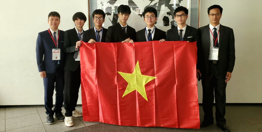 5/5 học sinh của Việt Nam tham dự Olympic quốc tế Vật lý năm 2023 đều đoạt huy chương. 5/5 học sinh của Việt Nam tham dự Olympic quốc tế Vật lý năm 2023 đều đoạt huy chương.