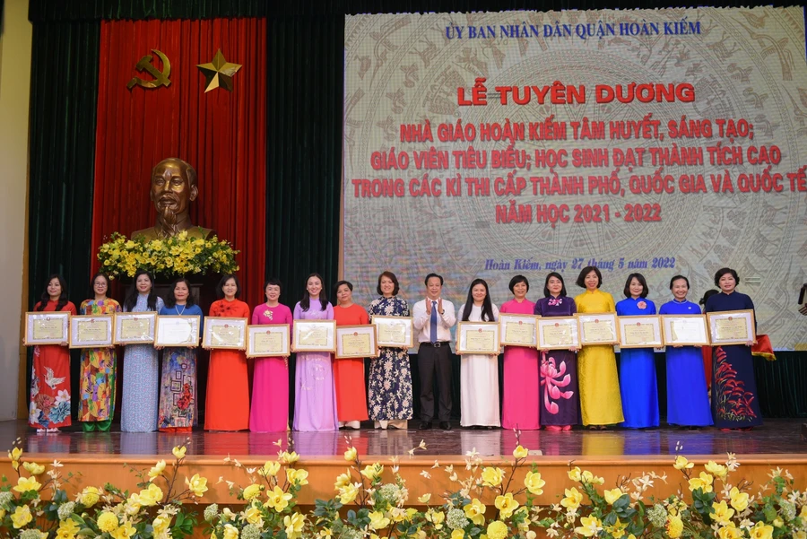 Lễ tuyên dương nhà giáo Hoàn Kiếm tâm huyết, sáng tạo, giáo viên tiêu biểu, học sinh đạt thành tích cao.