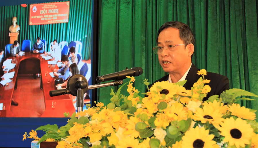 Phó Giám đốc Sở GD&amp;ĐT Đỗ Tường Hiệp báo cáo kết quả giáo dục học kỳ I, năm học 2021-2022.