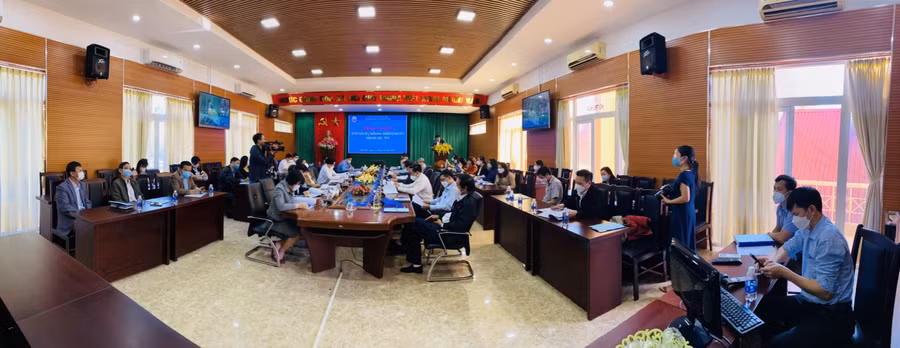 Các đại biểu dự Hội nghị tại đầu cầu Sở GD&amp;ĐT.