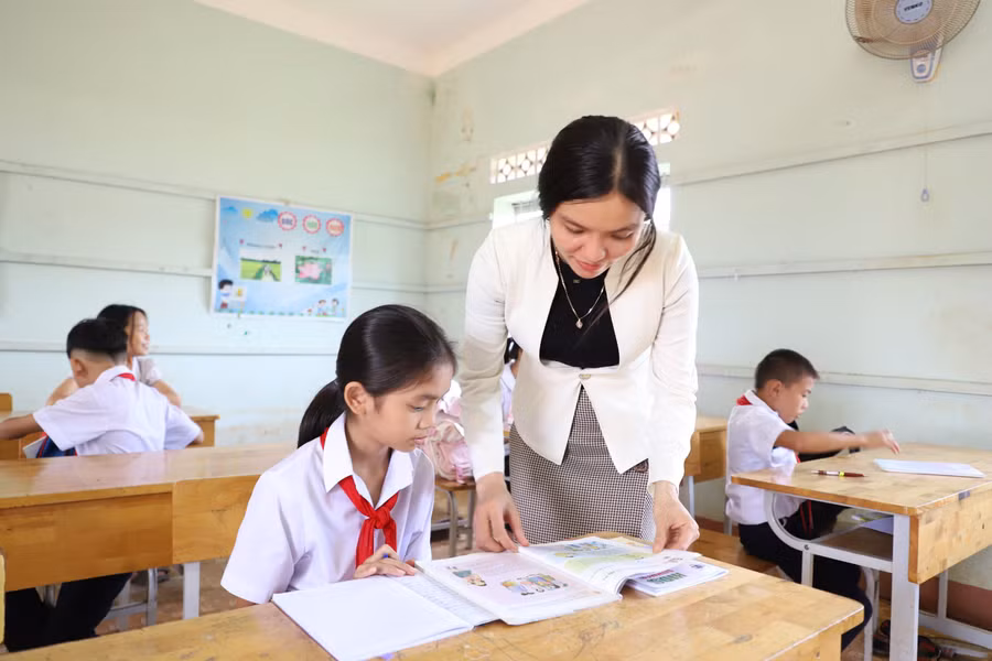 Nhiều giáo viên tự nguyện dạy thêm tiết vì trường thiếu giáo viên. (Ảnh: 1 lớp học ở huyện Krông Pắc, Đắk Lắk)