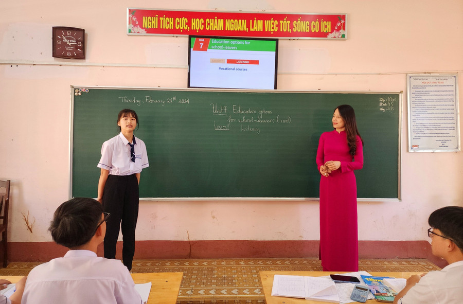 Vượt qua nhiều khó khăn, đa số Nhà giáo ở tỉnh miền núi Đắk Lắk vẫn bám trường, bám lớp, mang đến niềm vui cho học sinh. (Ảnh: 1 tiết dạy ở Trường THPT Lê Quý Đôn, Đắk Lắk)