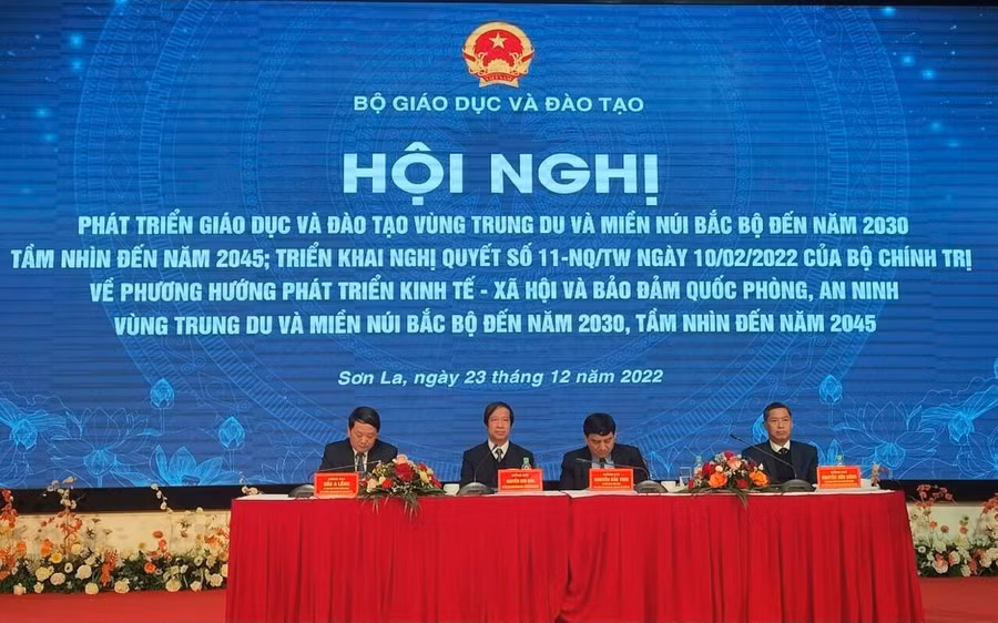 Bộ trưởng Bộ GD&ĐT Nguyễn Kim Sơn (thứ hai từ trái sang) chỉ đạo Hội nghị.