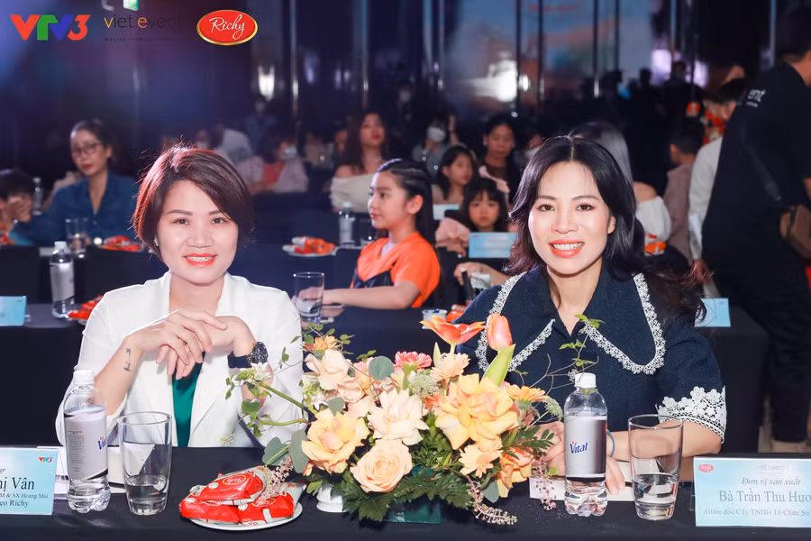 Chương trình Du hành tuổi thơ được sản xuất bởi Công ty TNHH Tổ chức sự kiện Việt, với sự tài trợ của Công ty TNHH Thương mại và Sản xuất Hoàng Mai - thương hiệu bánh kẹo Richy.