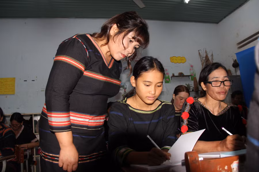 Giáo viên ân cần chỉ dạy cho những học viên đặc biệt.