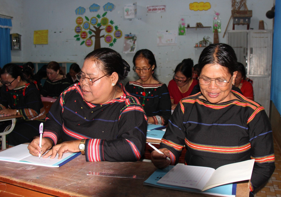 Những học viên lớn tuổi chăm chỉ đi học.