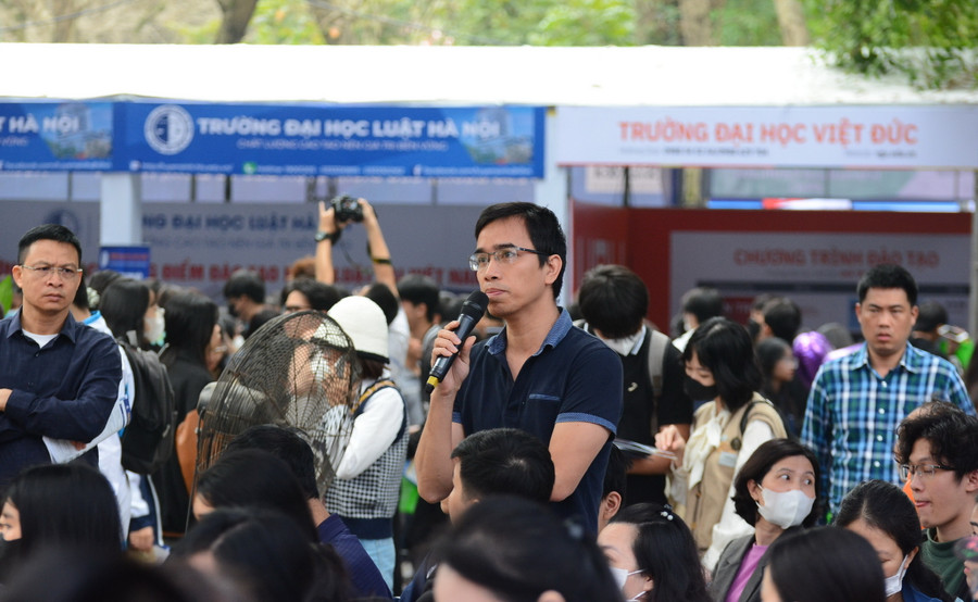 Phụ huynh đặt câu hỏi tại ngày hội tư vấn tuyển sinh, hướng nghiệp năm 2024, sáng 17/3. Phụ huynh đặt câu hỏi tại ngày hội tư vấn tuyển sinh, hướng nghiệp năm 2024, sáng 17/3.