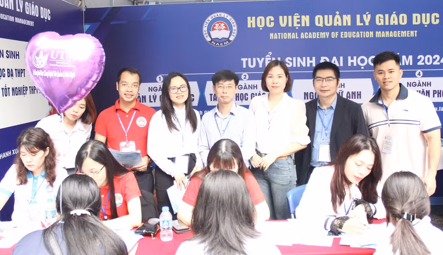 Tại ngày hội tư vấn tuyển sinh, hướng nghiệp năm 2024 (17/3), các cán bộ, giảng viên của Học viện Quản lý giáo dục luôn sẵn sàng tư vấn, đồng hành cùng thí sinh.
