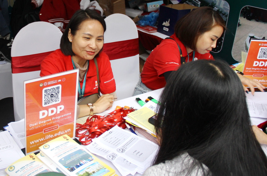 Nhiệt tình tư vấn cho thí sinh. Nhiệt tình tư vấn cho thí sinh.